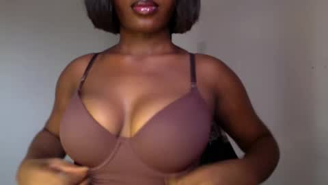 Snapshot of ebony_pussy98 chatting on 04/14/26, 10:21 delilah online show from 04/14/26, 10:21