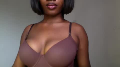 Snapshot of ebony_pussy98 chatting on 04/19/26, 10:47 delilah online show from 04/19/26, 10:47