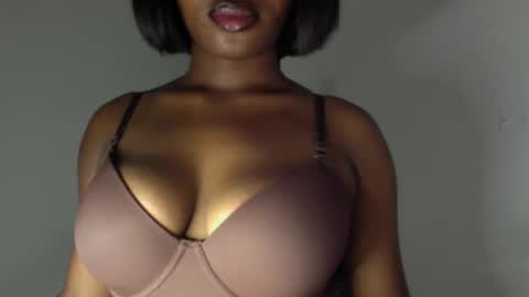 Snapshot of ebony_pussy98 chatting on 04/19/26, 06:21 delilah online show from 04/19/26, 06:21