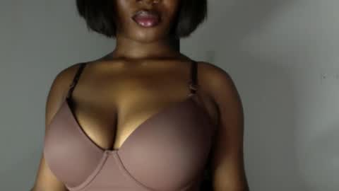 Snapshot of ebony_pussy98 chatting on 04/20/26, 06:53 delilah online show from 04/20/26, 06:53