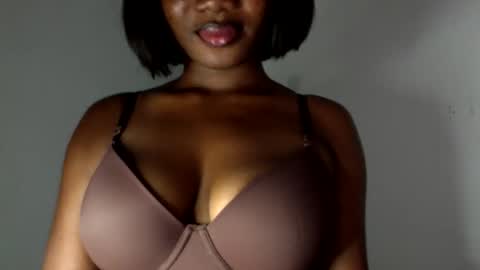 Snapshot of ebony_pussy98 chatting on 04/27/26, 07:01 delilah online show from 04/27/26, 07:01