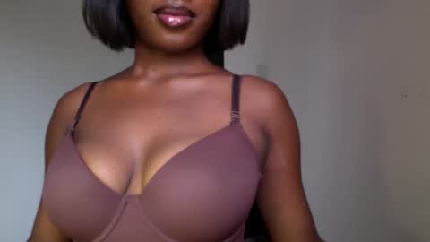 Snapshot of ebony_pussy98 chatting on 04/28/26, 10:42 delilah online show from 04/28/26, 10:42