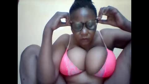 Snapshot of ebonybussy chatting on 09/19/25, 08:16 MAMITO online show from 09/19/25, 08:16