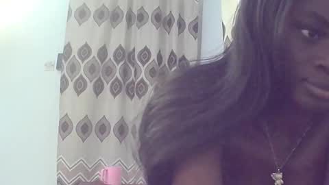 Snapshot of ebonypetiti chatting on 10/04/25, 01:42 queen online show from 10/04/25, 01:42
