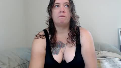 Snapshot of echosol17 chatting on 10/06/25, 04:15 Weird Echo online show from 10/06/25, 04:15