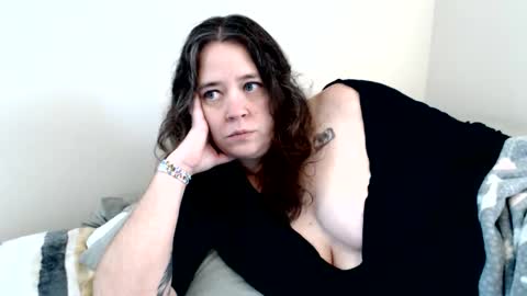 Snapshot of echosol17 chatting on 11/11/25, 06:19 Weird Echo online show from 11/11/25, 06:19