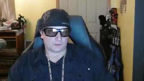 Snapshot of edwardaims_2please chatting on 12/17/25, 03:12 edwardaims_2please online show from 12/17/25, 03:12