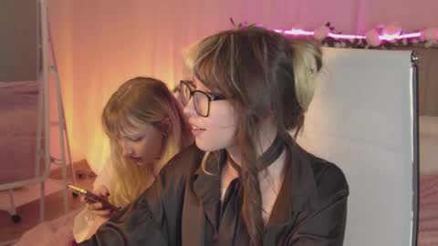 Snapshot of eevamarie chatting on 04/19/26, 06:43 EVA NON NUDE online show from 04/19/26, 06:43