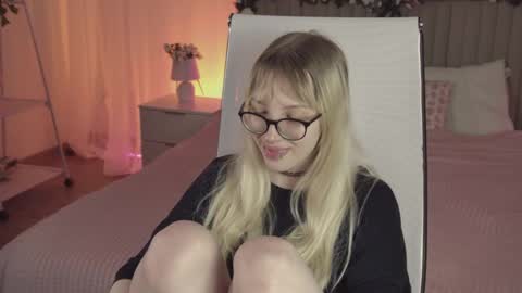Snapshot of eevamarie chatting on 04/25/26, 06:49 EVA NON NUDE online show from 04/25/26, 06:49