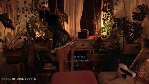 Snapshot of effylowell_ chatting on 11/20/25, 01:06 Effy online show from 11/20/25, 01:06