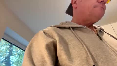 Snapshot of eichelhorn chatting on 10/23/25, 10:58 eichelhorn online show from 10/23/25, 10:58