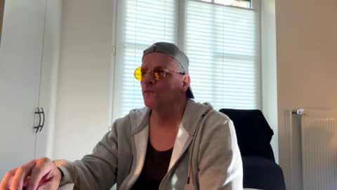 Snapshot of eichelhorn chatting on 10/27/25, 12:20 eichelhorn online show from 10/27/25, 12:20