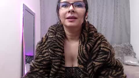 Snapshot of eileenqueen23 chatting on 03/18/26, 04:43 Eileen online show from 03/18/26, 04:43