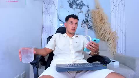 Snapshot of eimyandmaxi chatting on 03/21/26, 08:01 YG COUPLE online show from 03/21/26, 08:01