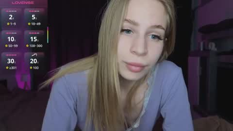 Snapshot of el1s_evans chatting on 04/18/26, 11:03 please read my bio there is information about private shows and about my personality online show from 04/18/26, 11:03