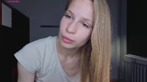 Snapshot of el1s_evans chatting on 06/23/26, 09:18 please read my bio there is information about private shows and about my personality online show from 06/23/26, 09:18