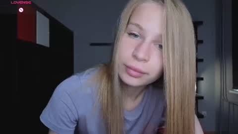 Snapshot of el1s_evans chatting on 06/24/26, 08:02 please read my bio there is information about private shows and about my personality online show from 06/24/26, 08:02