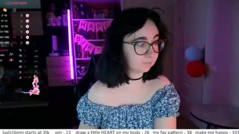 Snapshot of el_sweety chatting on 07/16/26, 10:21 If you like it when I meow give me a thumbs up online show from 07/16/26, 10:21