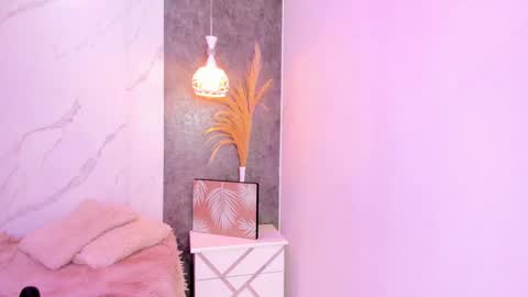 Snapshot of ela_endezz chatting on 12/13/24, 04:43 online show from 12/13/24, 04:43