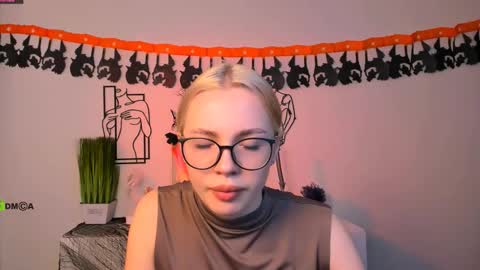 elara_mi online show from 11/03/25, 05:52
