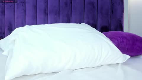 Snapshot of elaradusk chatting on 10/24/25, 05:37 Ela online show from 10/24/25, 05:37