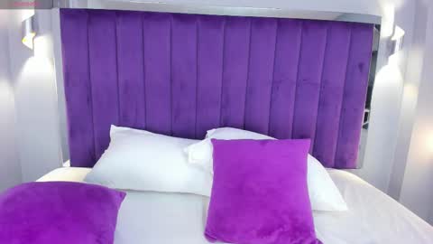 Snapshot of elaradusk chatting on 10/25/25, 04:31 Ela online show from 10/25/25, 04:31