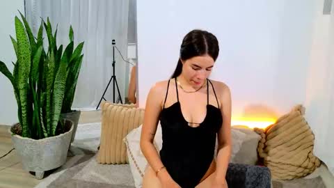 elaravennori online show from 12/20/25, 03:24