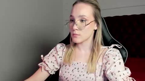 Snapshot of elaravoltage chatting on 03/17/26, 11:13 elaravoltage online show from 03/17/26, 11:13