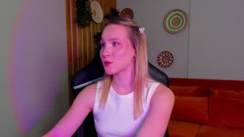 Snapshot of elaravoltage chatting on 03/19/26, 02:54 elaravoltage online show from 03/19/26, 02:54
