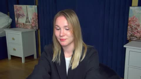 Snapshot of elaravoltage chatting on 03/31/26, 01:11 elaravoltage online show from 03/31/26, 01:11