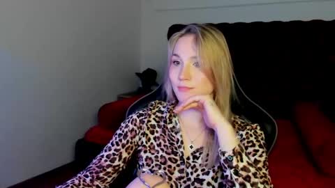 Snapshot of elaravoltage chatting on 04/21/26, 01:42 elaravoltage online show from 04/21/26, 01:42
