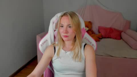 Snapshot of elaravoltage chatting on 05/13/26, 05:05 elaravoltage online show from 05/13/26, 05:05