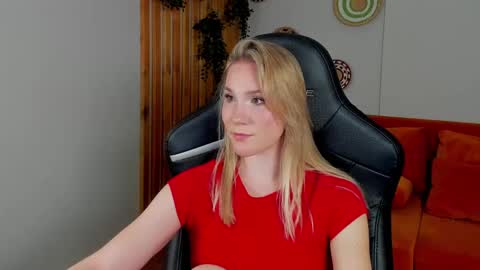 Snapshot of elaravoltage chatting on 05/20/26, 05:13 elaravoltage online show from 05/20/26, 05:13