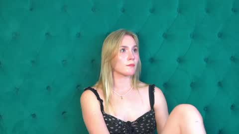 Snapshot of elaravoltage chatting on 05/28/26, 05:43 elaravoltage online show from 05/28/26, 05:43