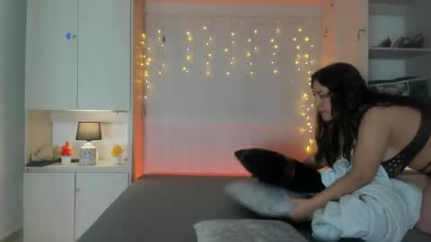 Snapshot of elarey_ chatting on 04/28/26, 12:10 elarey_ online show from 04/28/26, 12:10