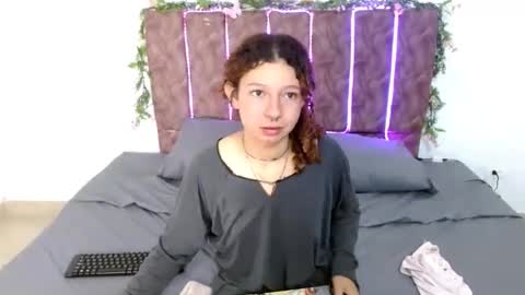 Snapshot of elarose723 chatting on 10/10/25, 02:16 elarose723 online show from 10/10/25, 02:16