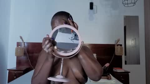 Snapshot of elegant_ebony chatting on 06/29/26, 01:44 Nika online show from 06/29/26, 01:44