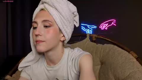 Snapshot of elen__moore chatting on 07/08/26, 07:35 Elen online show from 07/08/26, 07:35