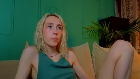 Snapshot of elen__moore chatting on 07/13/26, 05:43 Elen online show from 07/13/26, 05:43