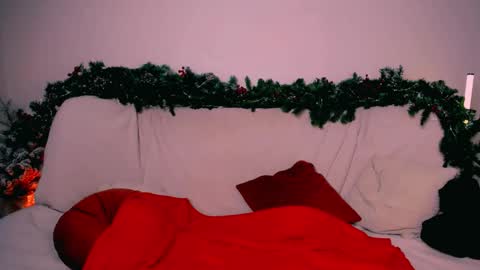 Snapshot of elenamonroe_ chatting on 12/19/25, 02:40 elenamonroe_ online show from 12/19/25, 02:40