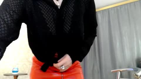 Snapshot of elenaza chatting on 11/15/25, 01:40 elenaza online show from 11/15/25, 01:40