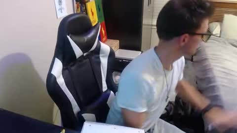 Snapshot of elevatetlb chatting on 09/15/25, 01:16 Walker online show from 09/15/25, 01:16