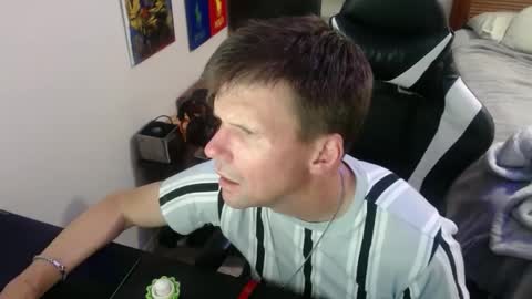 Snapshot of elevatetlb chatting on 09/19/25, 04:25 Walker online show from 09/19/25, 04:25