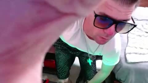 Snapshot of elevatetlb chatting on 09/29/25, 04:17 Walker online show from 09/29/25, 04:17