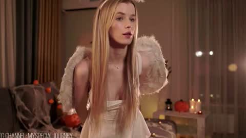 Snapshot of eli_journey chatting on 10/31/25, 07:26 Eli online show from 10/31/25, 07:26