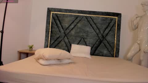 Your favorite Boy online show from 11/11/25, 12:27