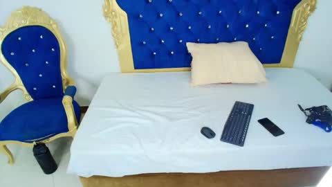 Your favorite Boy online show from 11/13/25, 02:49