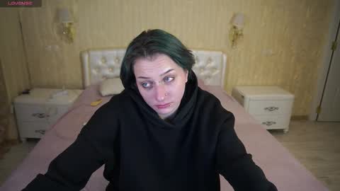 Snapshot of eliarose chatting on 12/19/25, 12:06 Luna online show from 12/19/25, 12:06