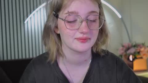 Snapshot of eliejay chatting on 03/25/26, 05:24 Ellie online show from 03/25/26, 05:24