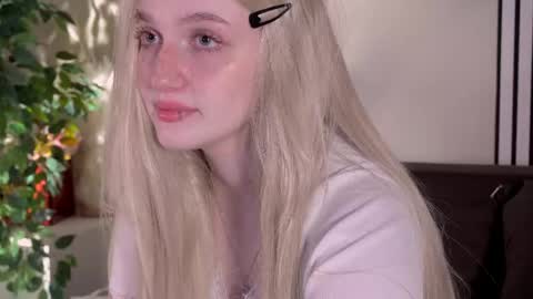 Snapshot of eliejay chatting on 04/17/26, 05:21 Ellie online show from 04/17/26, 05:21